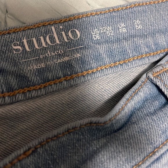 💥3 for $15💥♥️THESE JEANS $10♥️ Light Wash Straight Leg Jeans w/ Destruction - Picture 5 of 9